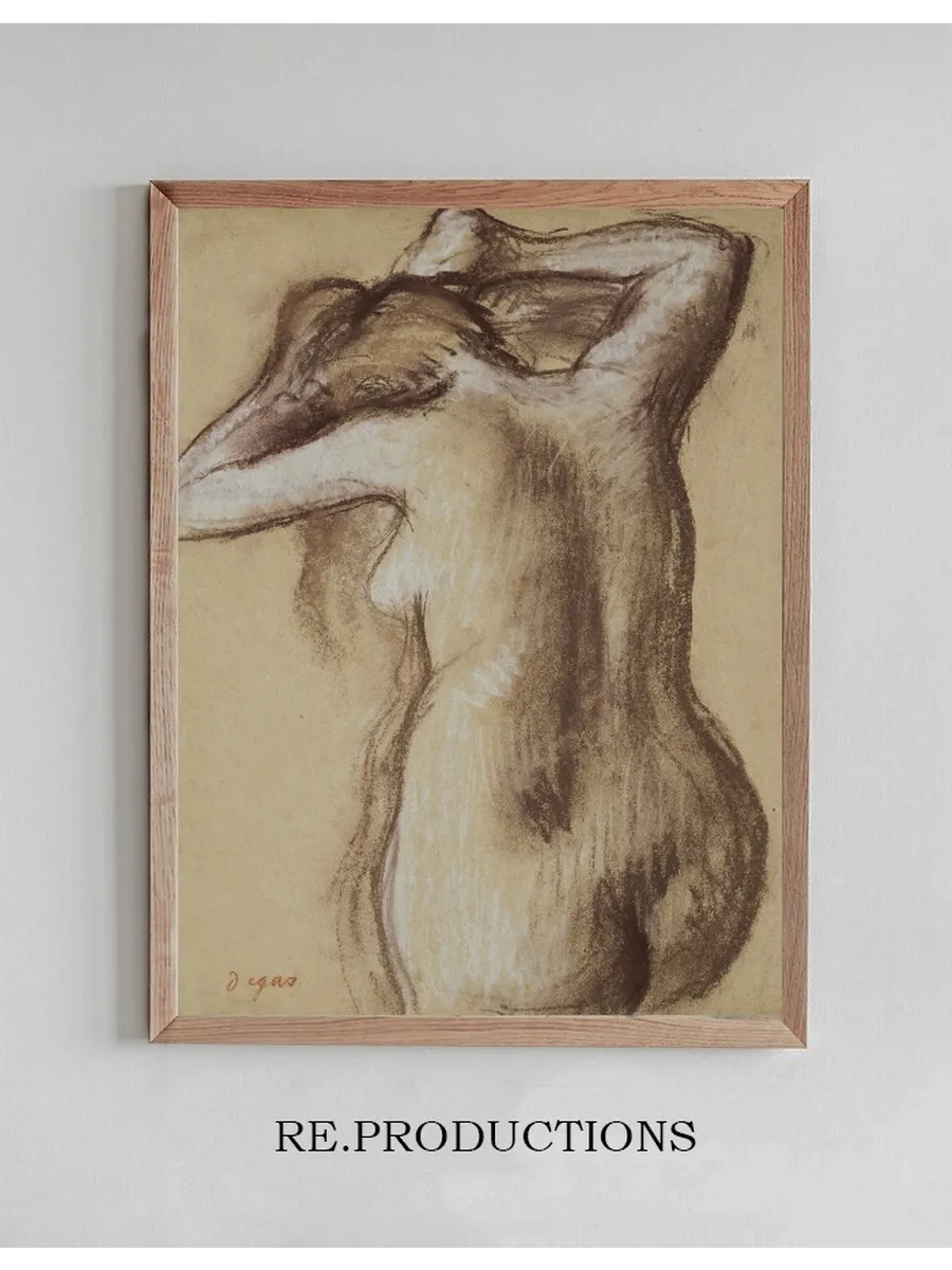 Jeune Femme Nue Se Coiffant