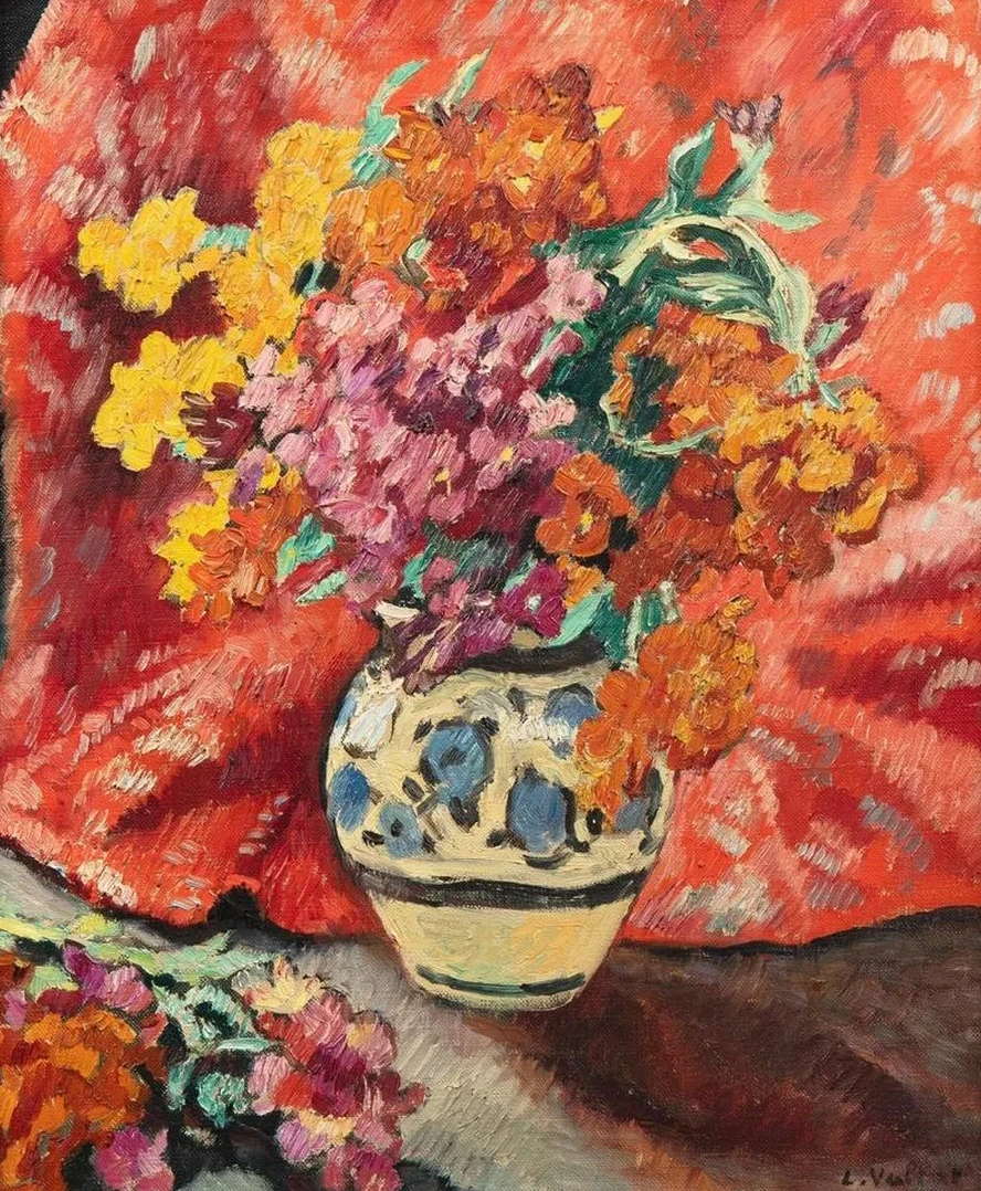 Vase de Fleurs la Draperie Rouge