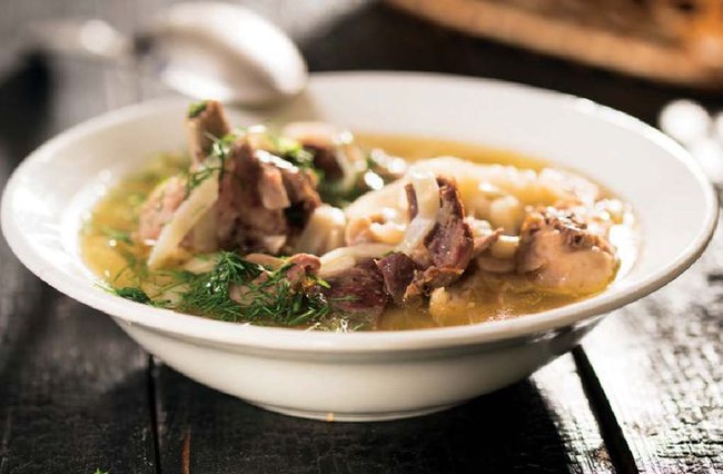 Суп с куриными потрошками и лапшой. Гусиный суп с лапшой. Потрошки куриные и домашняя лапша. Суп с куриными потрошками. Суп с куриными потрошками.