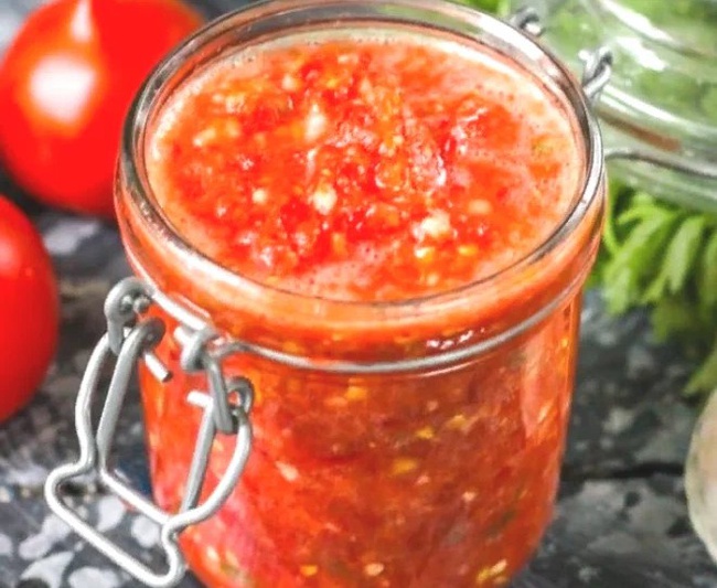 Аджика с яблоками без варки на зиму