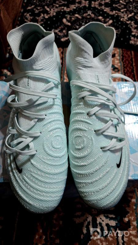 Футбольные бутсы Nike