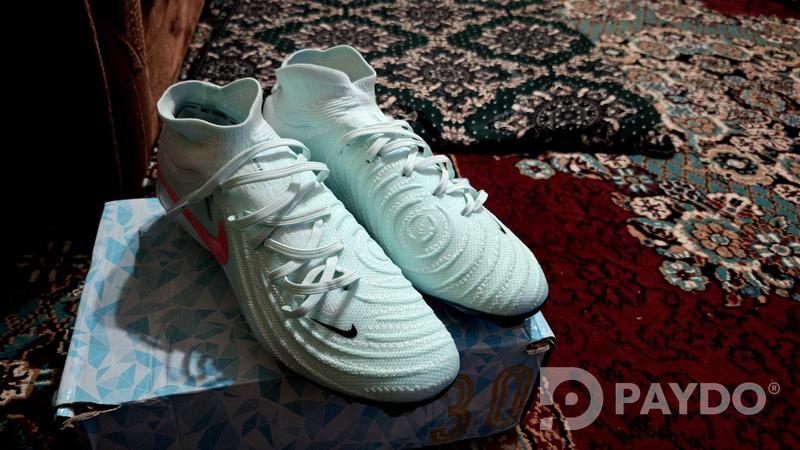 Футбольные бутсы Nike