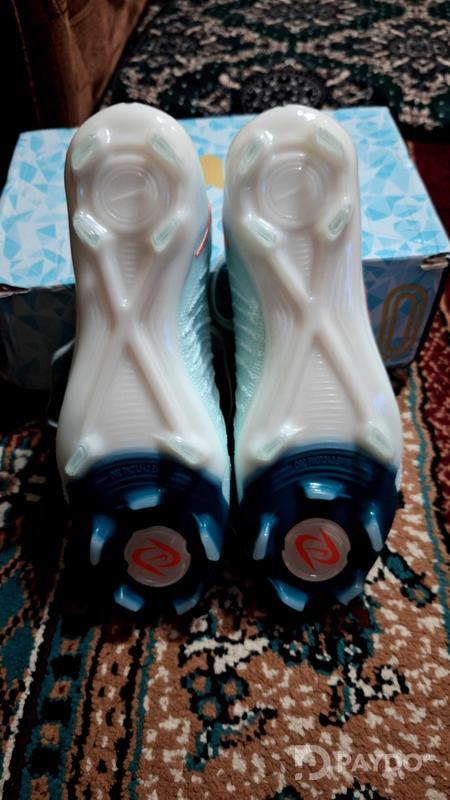Футбольные бутсы Nike