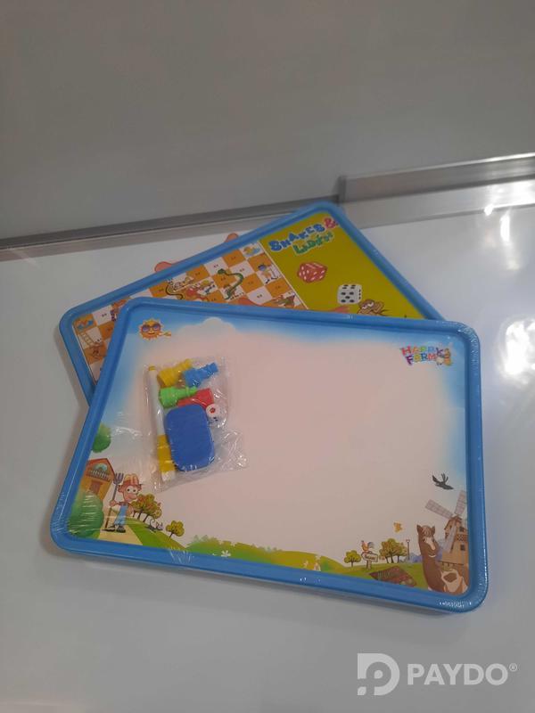 Настольная игра змеи и лестницы.