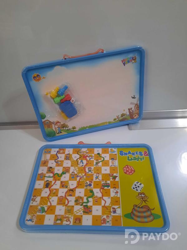 Настольная игра змеи и лестницы.