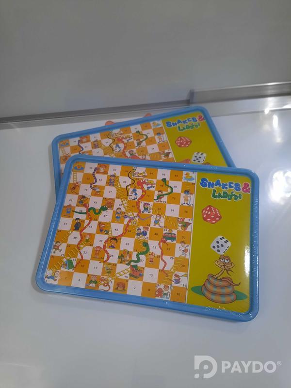 Настольная игра змеи и лестницы.