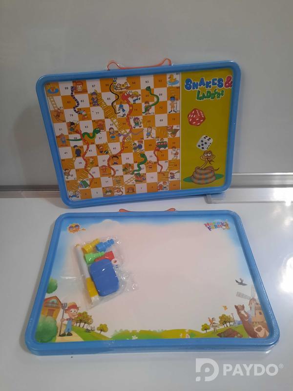 Настольная игра змеи и лестницы.