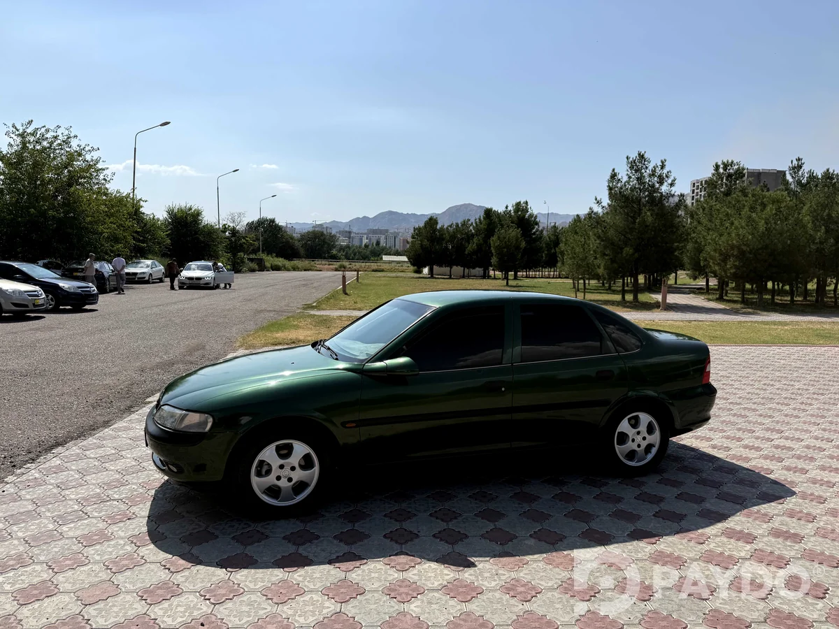Opel Vectra B • 1997 с • 1.6 л • Механика • Седан • Пеш • Бензин + Газ