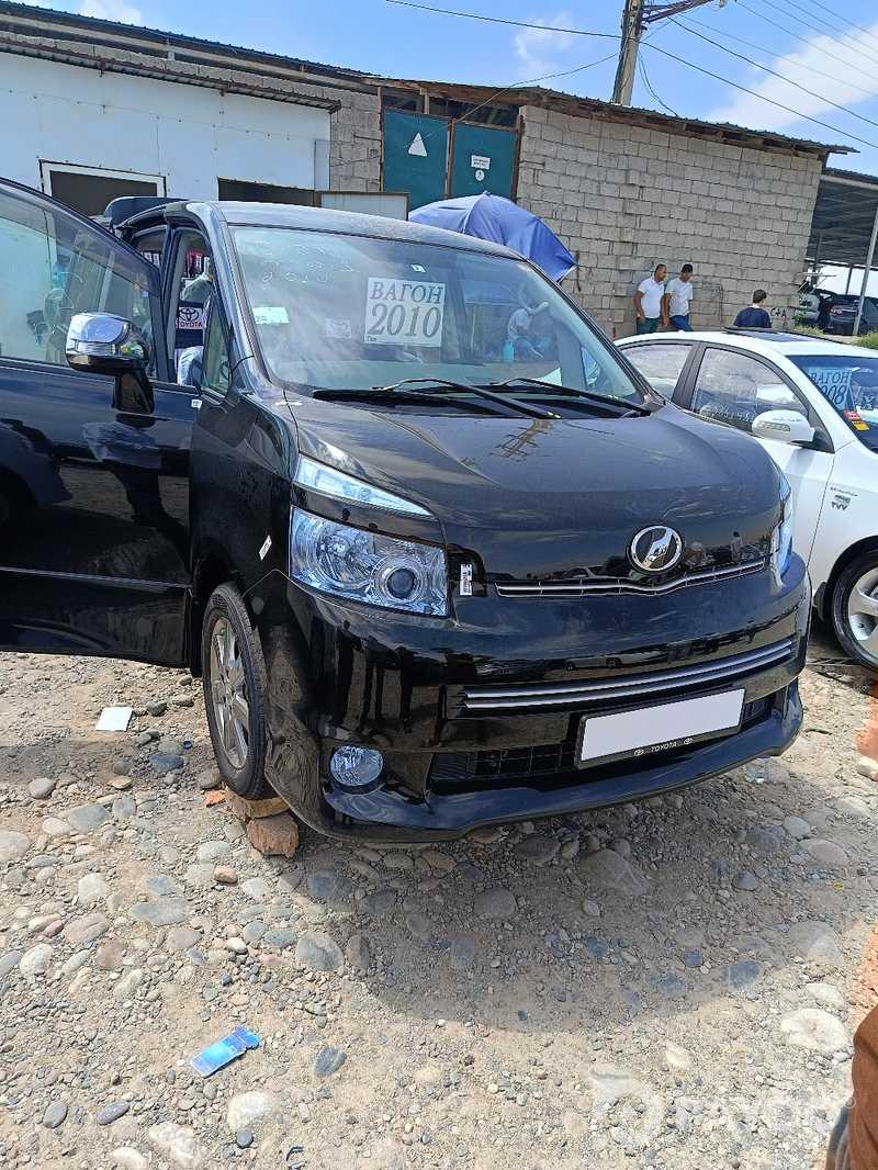 Toyota Voxy • 2010 г • 2.0 л • Вариатор • Минивэн • Передний • Бензин