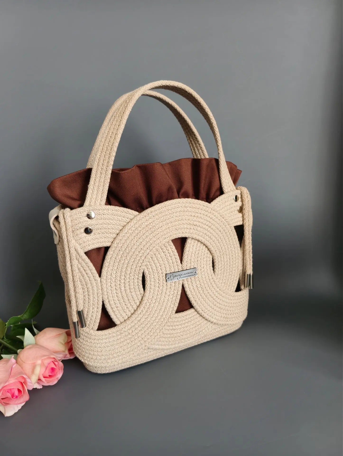 Многие думают, что 👜 сумочки из хлопкового шнура это только летний аксессуар ☀️ и что для зимы ❄ они совершенно не предназначены.