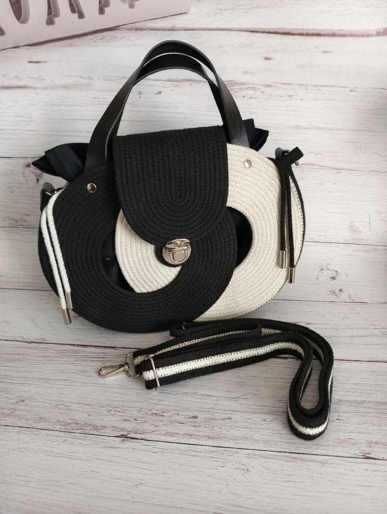 Сумочка из колец в черно-белом цвете 👜.