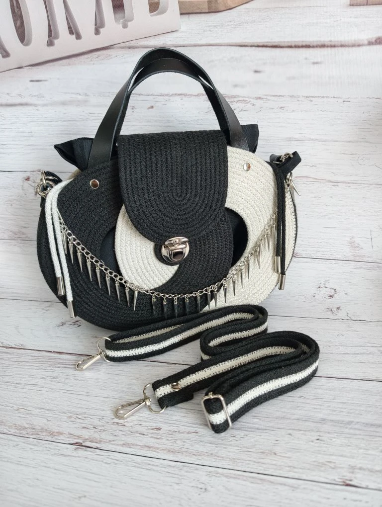 Сумочка из колец в черно-белом цвете 👜.
