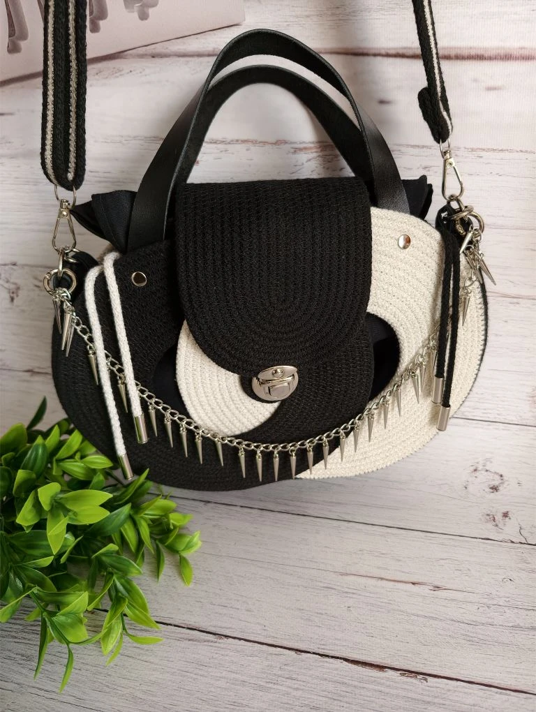 Сумочка из колец в черно-белом цвете 👜.