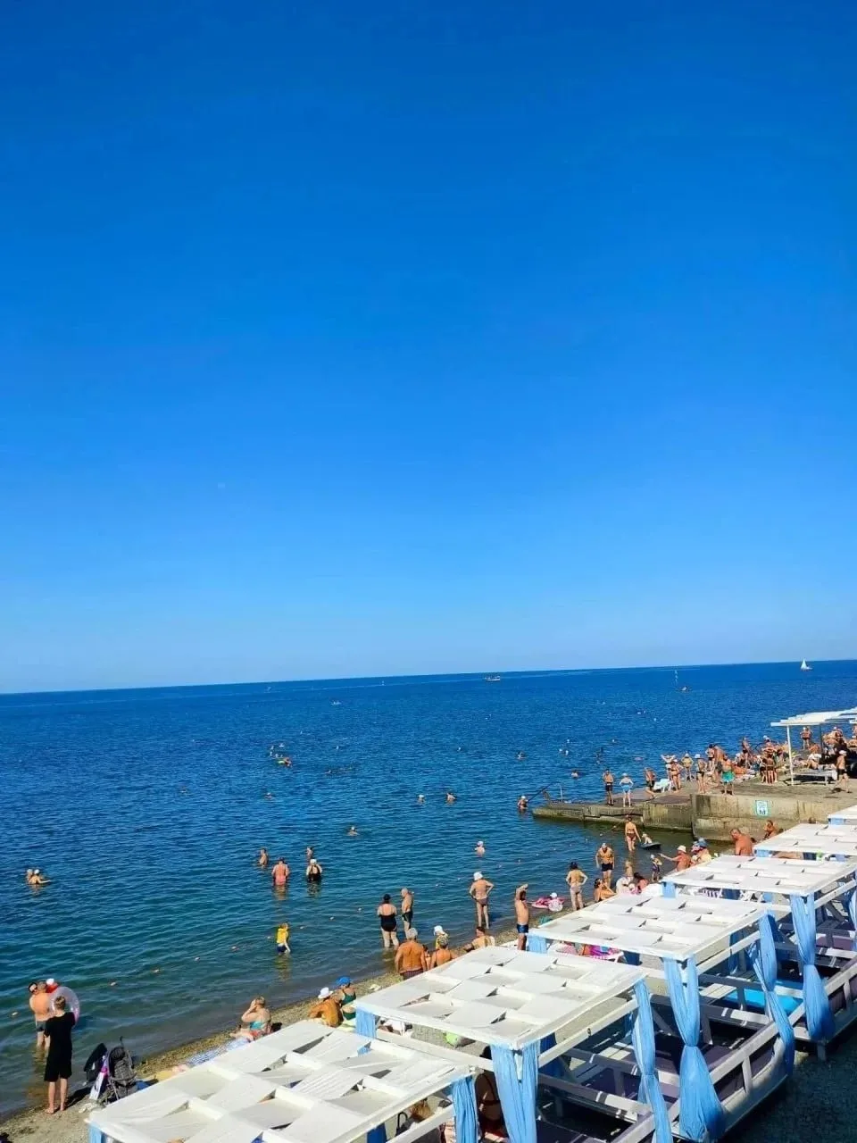 Сентябрь в Сочи — это бархатный сезон во всей красе. Море ещё хранит августовское тепло, а солнце уже не печёт, а нежно ласкает.