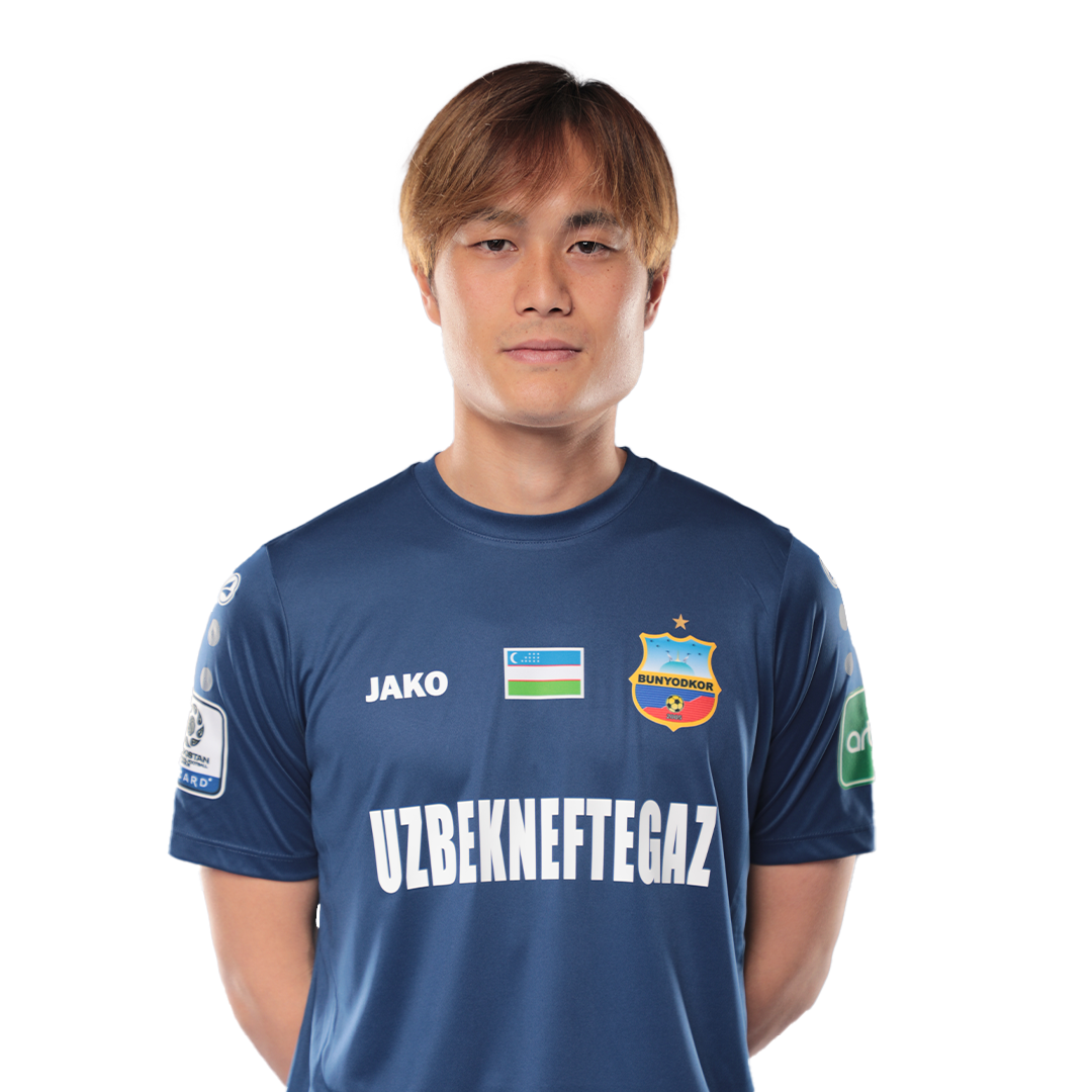 Kokraklar futbolka ostida