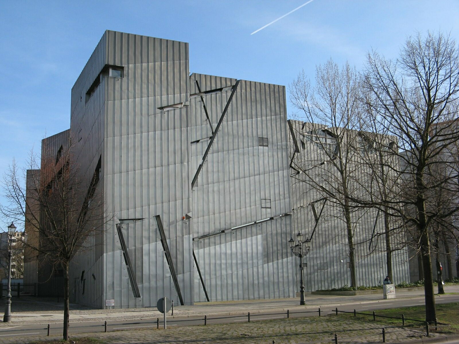 Jewish museum. Даниэль Либескинд музей в Берлине. Даниэль Либескинд еврейский музей. Еврейский музей в Берлине. Д. Либескинд.. Либескинд музей Холокоста в Берлине.