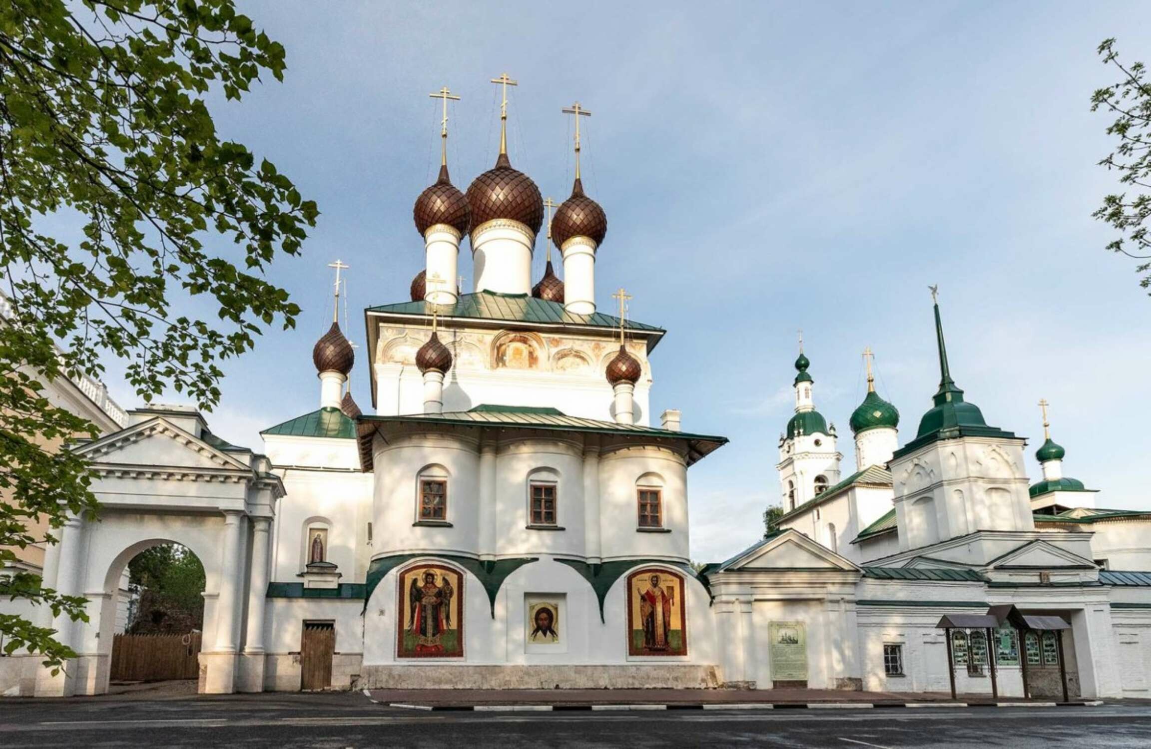 Дома городе ярославле. Спасо Афанасьевский монастырь. Ярославский Кирилло-Афанасиевский монастырь. Афанасьевский монастырь Ярославль. Кирилло-Афанасиевский мужской монастырь Ярославль.