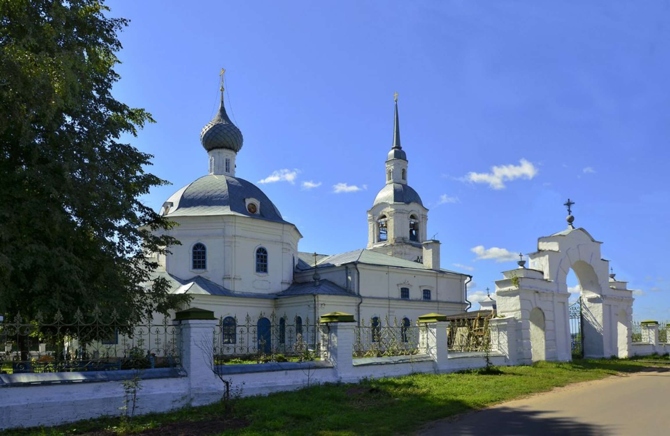 Храм святых мучеников. Церковь в селище Кострома. Храм во имя святых мучеников Александра и Антонины римских Кострома. Александро-Антониновская Церковь Кострома. Церковь святых мучеников Александра и Антонины в селище в Костроме.