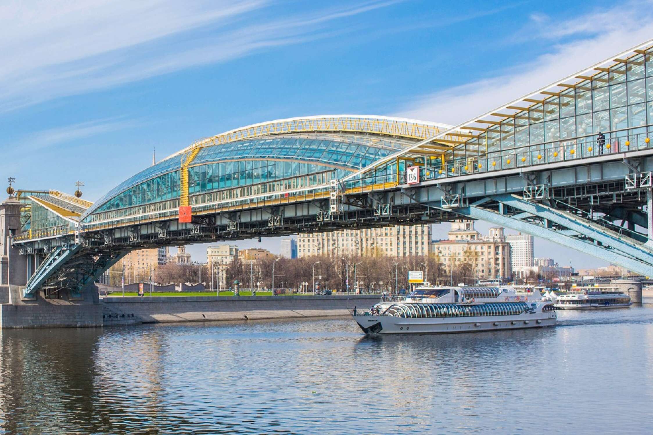 Через москву. Мост Богдана Хмельницкого Москва. Киевский вокзал мост через реку. Мост Богдана Хмельницкого Москва фото. Киевский мост в Москве.