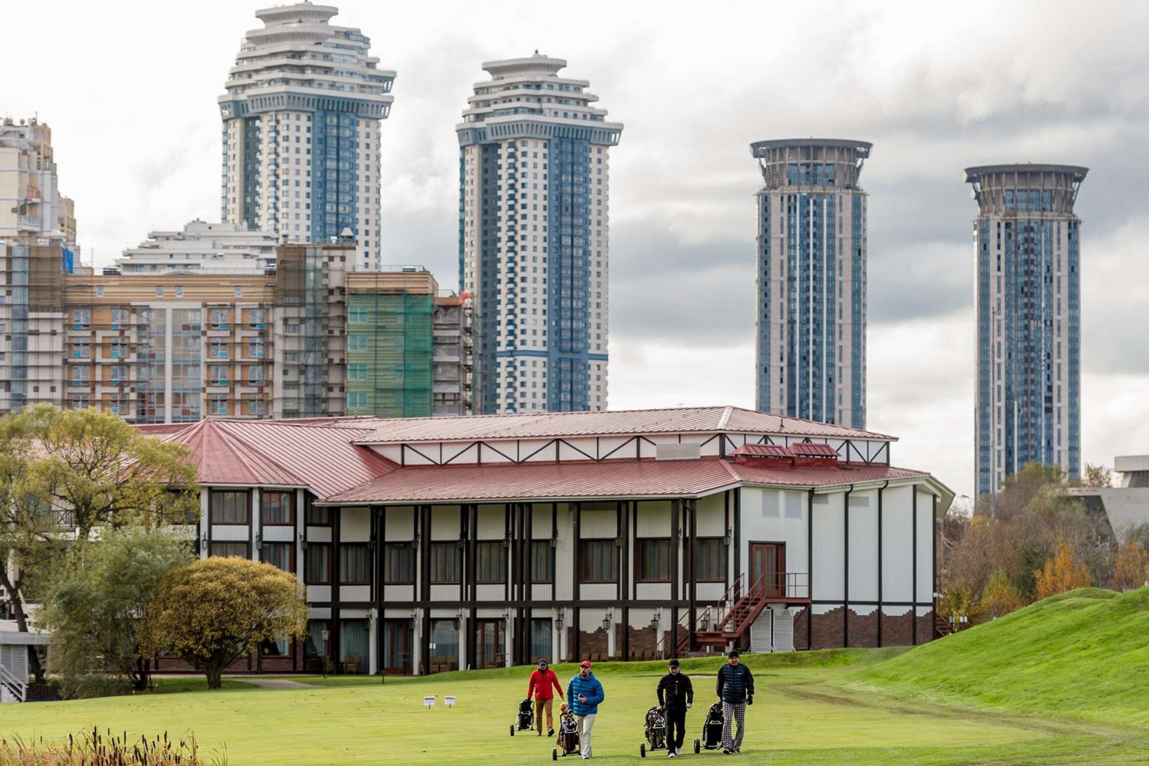 Гольф клуб. Moscow Golf Club Мосфильмовская. МГГК Довженко. Московский городской гольф клуб Довженко 1. Московский гольф клуб на Довженко.