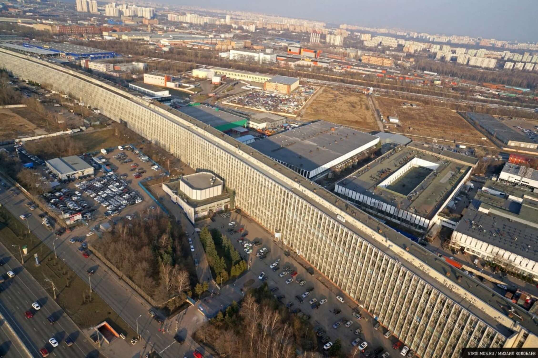 Домой в москву. НИЦЭВТ на Варшавском шоссе. Лежачий небоскреб на Варшавском шоссе. Здание НИЦЭВТ на Варшавском шоссе. Самый длинный дом Варшавское шоссе 125.