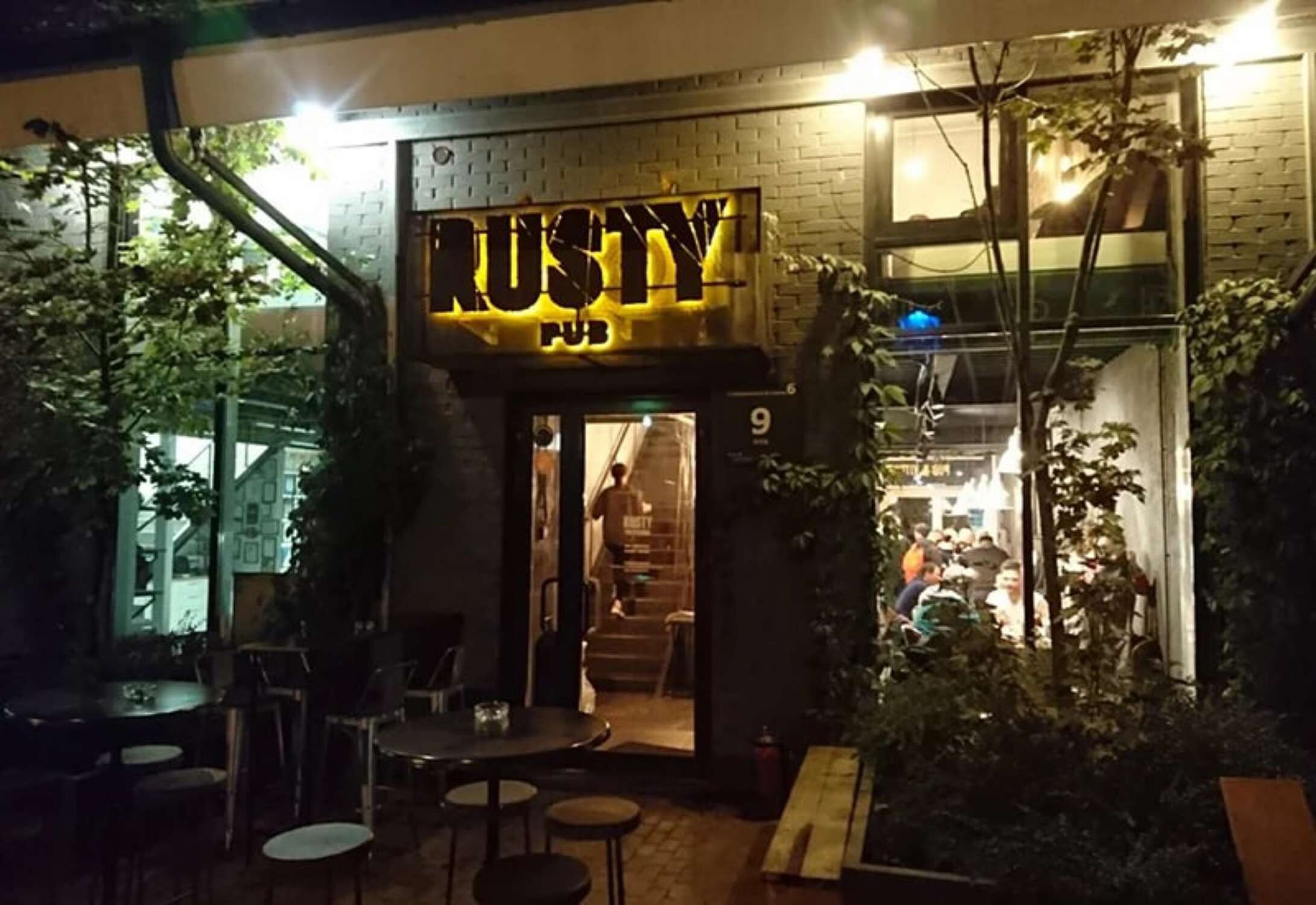 Дмитровская расти паб. Rusty pub. Шотландский паб москва. Ржавый дед тюмень. Куба бар тюмень.