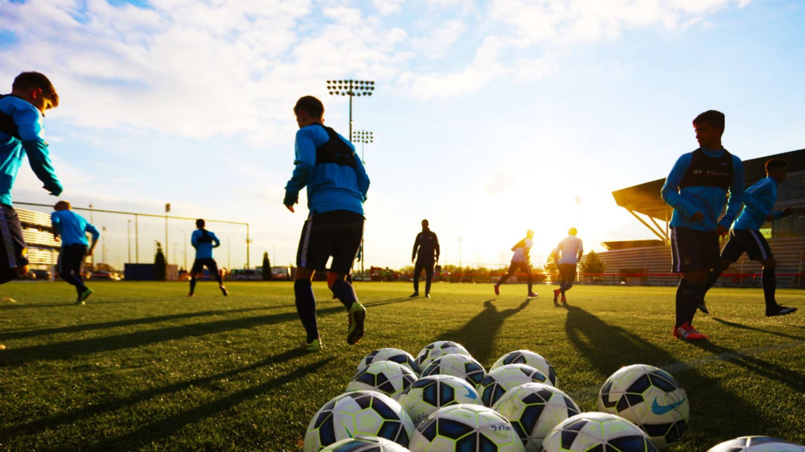 I play football better and better. Футбол тренировка. Тренировка на поле футбол. Футбольное поле тренировка. Футбольное поле фото.