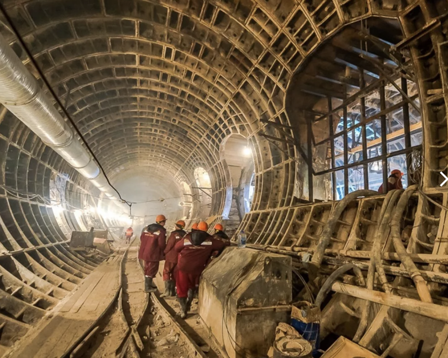 Кто построил метро в москве. Как строят метро. Рабочие в метро. Открытый участок метрополитена. Станция метро Строителей.