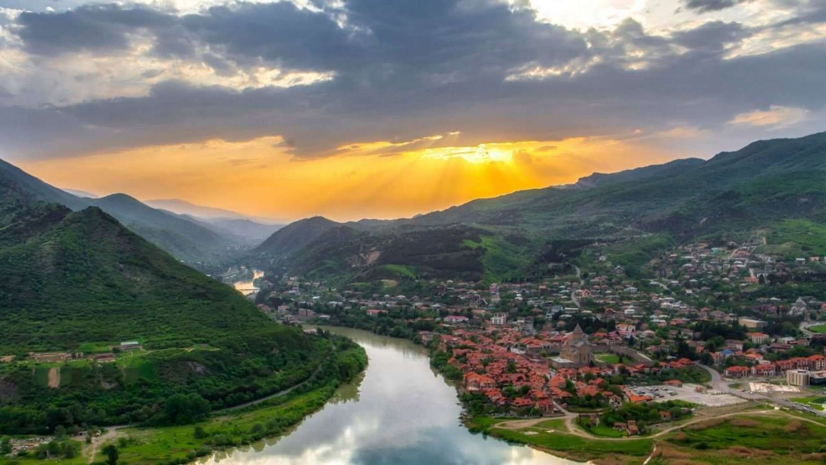 Georgia фото. Mtskheta Грузия. Грузия Тбилиси природа. Мцхета-Мтианети. Слияние двух рек в Грузии Мцхета.