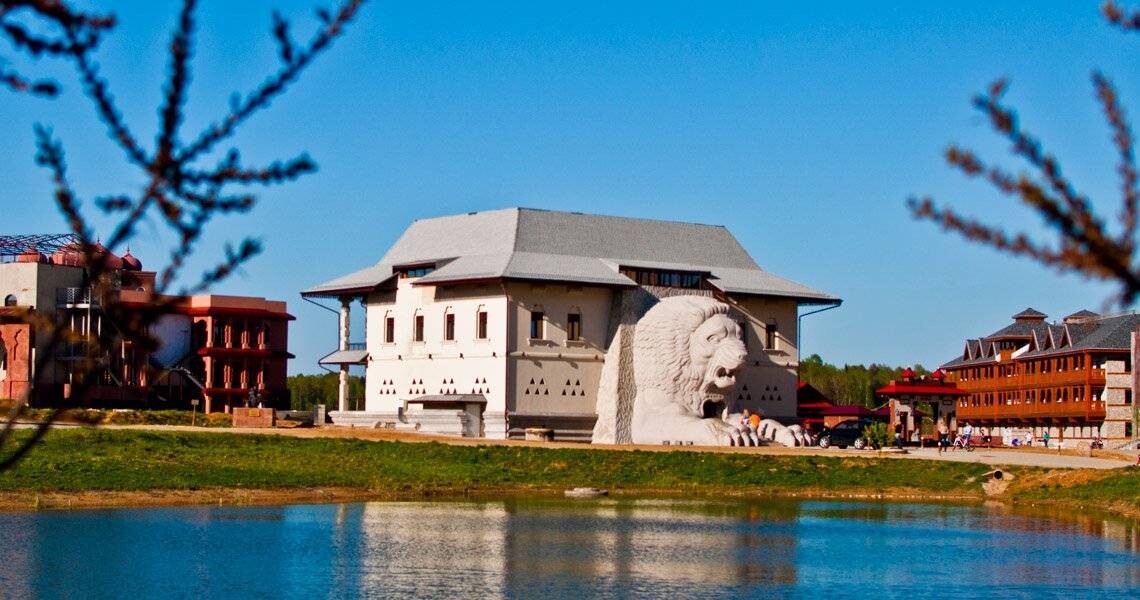 Этномир калуга. Боровск парк Этномир. Парк музей Этномир Боровск. Парк отель Этномир Калужская область. Калужская область Боровский район деревня Петрово Этномир.