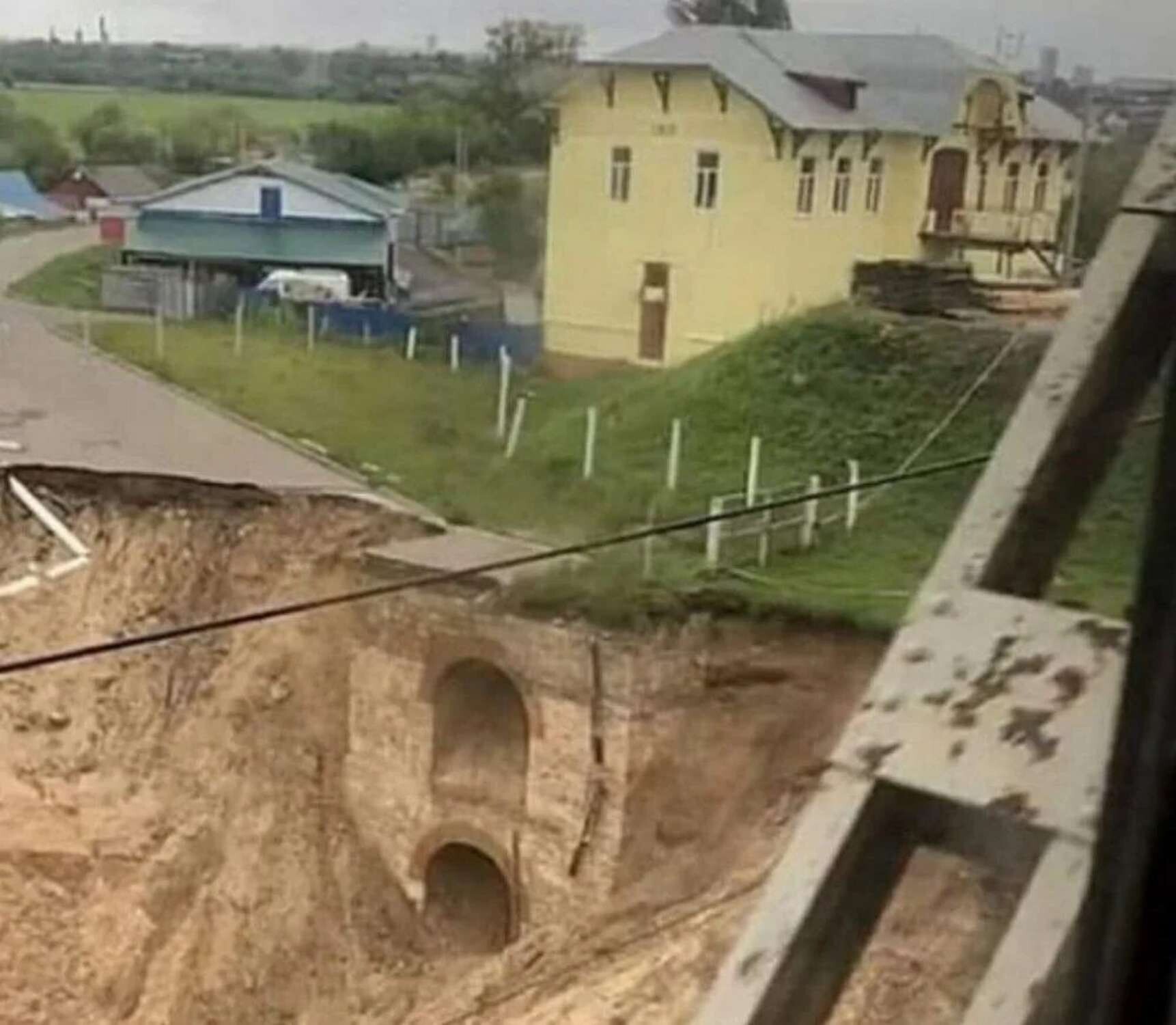 Упасть под землю. Засыпанный Серпухов оползень. Серпухов оползень. Засыпанный Серпухов. Серпухов засыпанный дом.