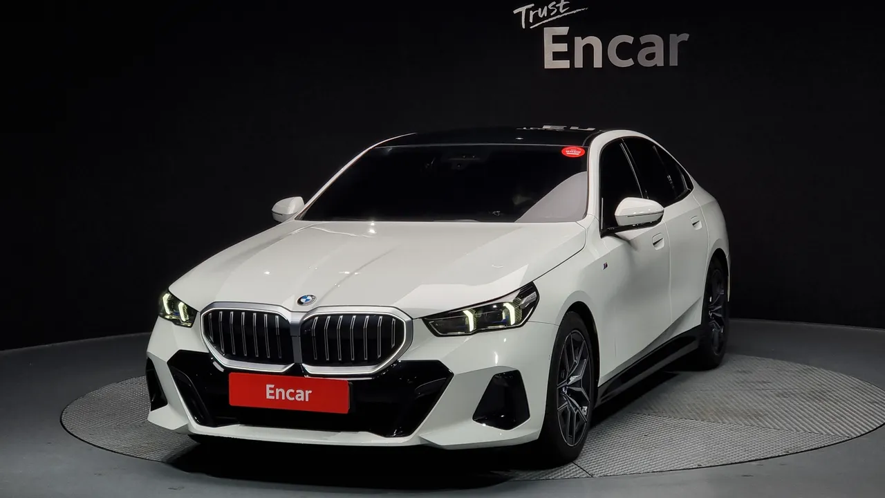 2024 BMW 5-Series 520i M Sport