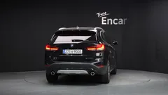 2021 BMW X1 xDrive 20i xLine, чёрный — фото 4