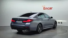 2023 BMW 5-Series 520i M Sport, серый — фото 2