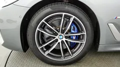 2023 BMW 5-Series 520i M Sport, серый — фото 5