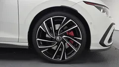 2024 Volkswagen Golf 2.0 GTI, белый — фото 5