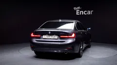 2022 BMW 3-Series 320i — фото 4