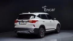 2022 Kia Seltos Gasoline 1.6 Turbo 4WD, белый — фото 2