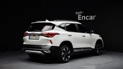 2023 Kia Seltos Gasoline 1.6 Turbo 4WD, белый — фото 2