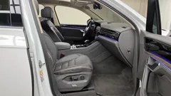 2022 Volkswagen Touareg 3.0 TDI Prestige, белый — фото 10