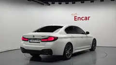2022 BMW 5-Series 520i M Sport, белый — фото 2