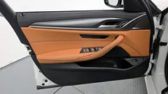 2022 BMW 5-Series 520i M Sport, белый — фото 18