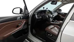 2021 BMW X7 xDrive 40i Design Pure Excellence 7-Seater, белый — фото 10