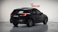 2022 BMW X1 xDrive 20i M Sport, чёрный — фото 2