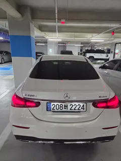 2022 Mercedes-Benz E-Class E220d 4MATIC AMG Line — фото 3