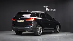 2021 BMW X1 xDrive 20i M Sport, чёрный — фото 2