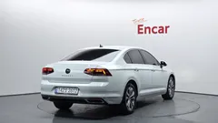 2022 Volkswagen Passat 2.0 TDI Premium, белый — фото 2