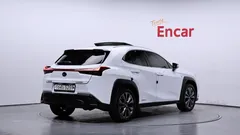 2022 Lexus UX 2.0 F-Sport 2WD, белый — фото 2