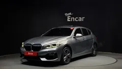 2023 BMW 1-Series 120i Sports, серо-серебристый — фото 1