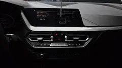 2023 BMW 1-Series 120i Sports, серо-серебристый — фото 15